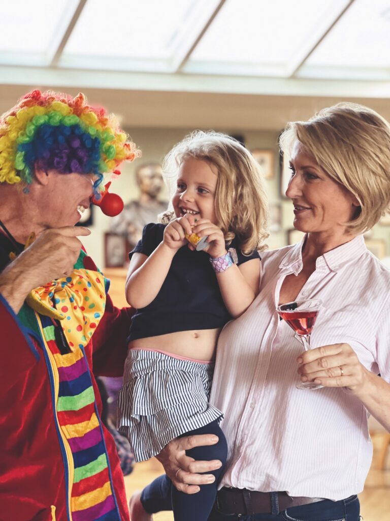 Martina Hohenlohe mit Familie beim Kindergeburtstag