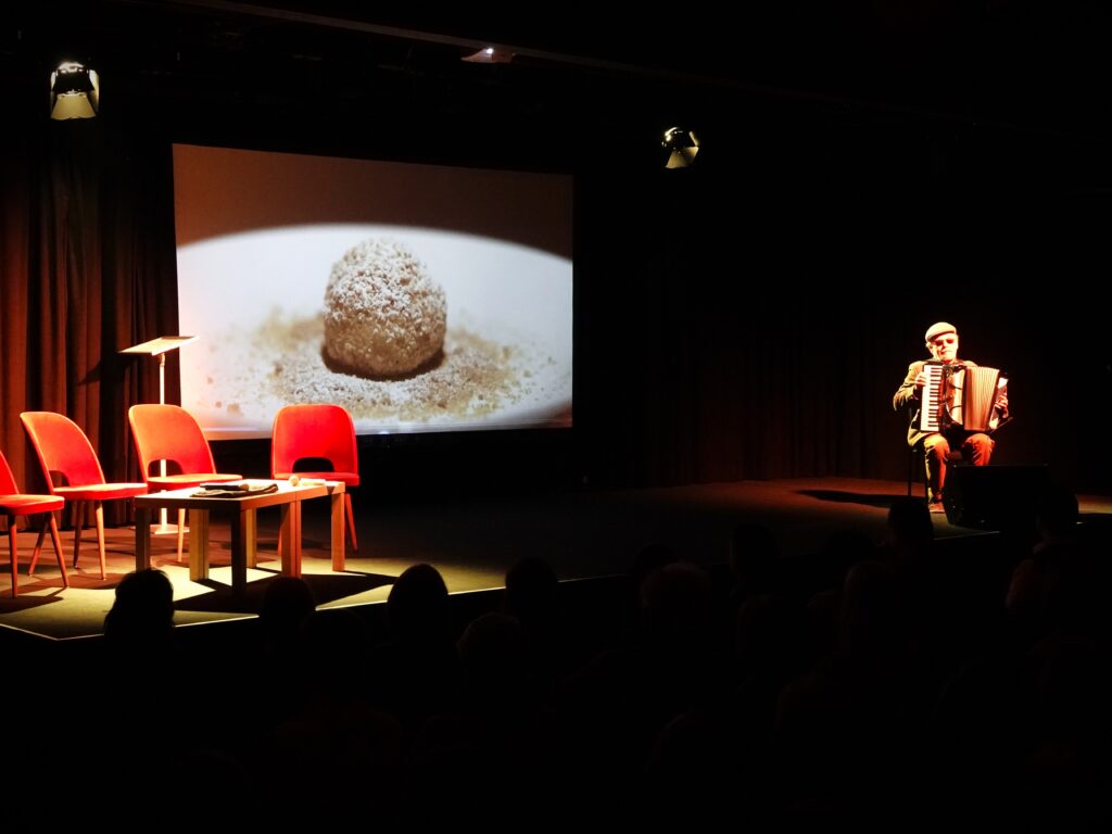 Eine musikalische und videografische Umrahmung machte die Lesung komplett.