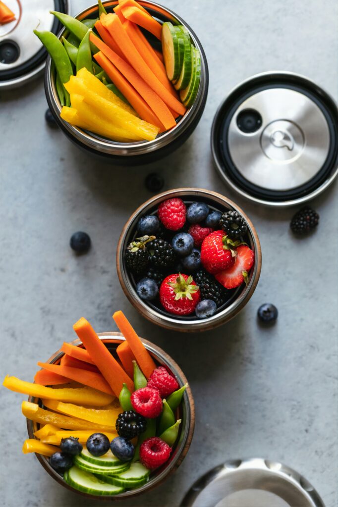 Gesunde Snacks wie Beeren und Gemüsesticks um Zucker zu vermeiden. 