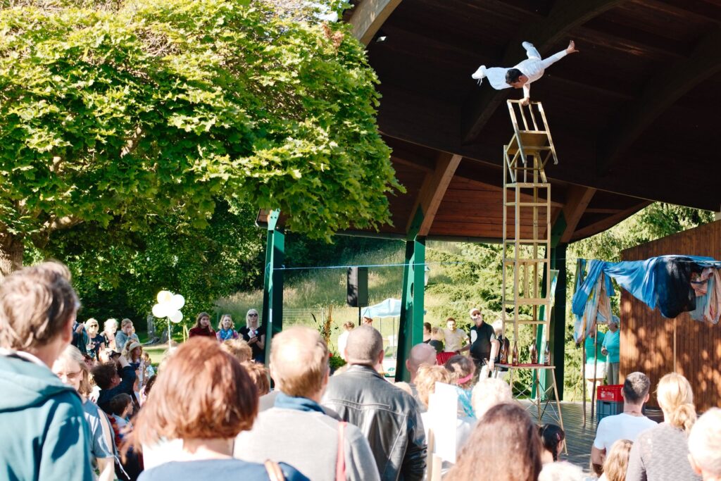 AKROBAT AUS CHINA Cho Kairin im KurparkBadSchönau